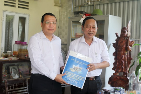 Thăm, tặng quà thân nhân các liệt sĩ hy sinh tại cầu Cấm (Nghi Lộc)