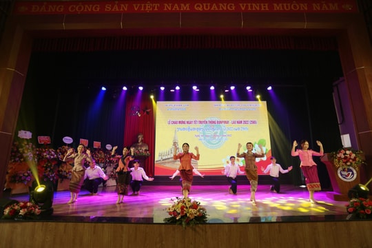  Tưng bừng Tết truyền thống Bunpimay cho học sinh, sinh viên Lào