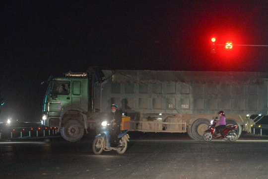 Video: Cận cảnh xe quá khổ, quá tải hoạt động về đêm ở Nghệ An