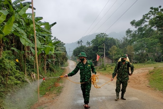 Bộ đội Biên phòng hỗ trợ người dân Quế Phong phòng chống dịch tả lợn châu Phi 