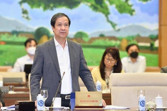 Yêu cầu con học đến 2-3 giờ sáng, luôn phải điểm 10 là bạo lực gia đình?