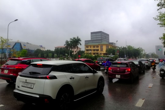 TP. Vinh: Nhiều tuyến phố ùn tắc trong giờ cao điểm