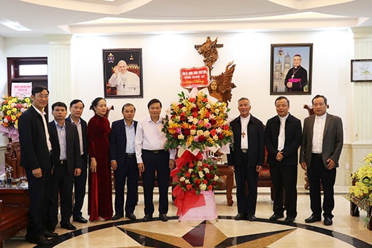 Lãnh đạo tỉnh chúc mừng Tòa Giám mục Giáo phận Vinh nhân dịp Lễ Phục sinh 2022