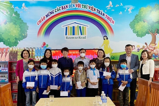 Trưởng ban Dân vận Tỉnh ủy tặng quà cho học sinh vùng giáo tại huyện Quỳnh Lưu