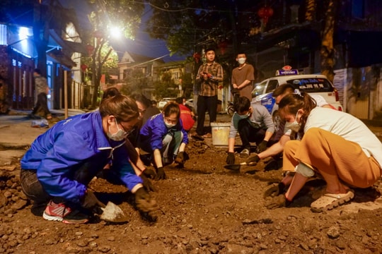 Nhóm thanh niên tình nguyện xuyên đêm vá đường