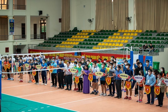 150 vận động viên thi đấu môn bóng chuyền tại phố biển Cửa Lò