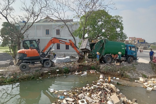 Rác thải sinh hoạt xả tràn lan gây ô nhiễm, ách tắc kênh tưới hồ Vực Mấu