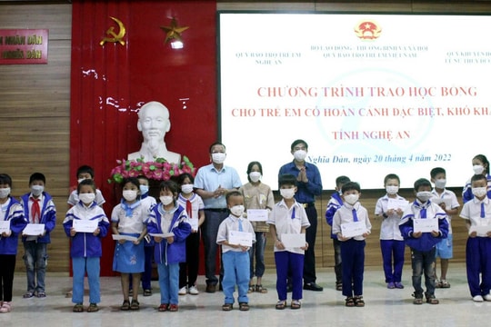 Quỹ Bảo trợ trẻ em tỉnh Nghệ An tặng 100 suất quà cho trẻ em nghèo ở Nghĩa Đàn