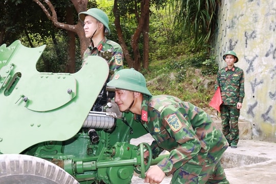 Kiểm tra công tác huấn luyện sẵn sàng chiến đấu tại Tiểu đoàn hỗn hợp Đảo Mắt