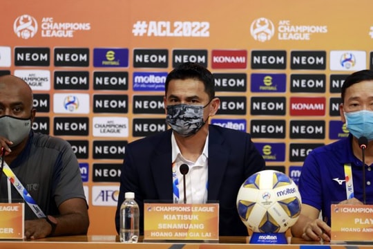 HLV Kiatisak tiếc nuối sau trận hòa Sydney FC; Fan Liverpool có hành động cực đẹp động viên Ronaldo