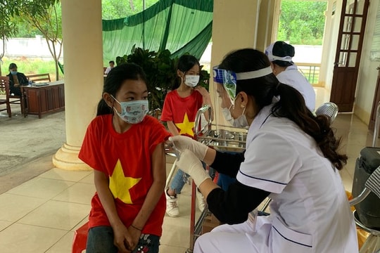 Thị xã Thái Hòa và Quế Phong tiêm phòng cho trẻ từ 5 đến 11 tuổi