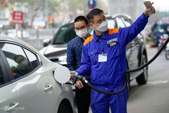 Giá xăng tăng gần 700 đồng một lít