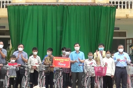 Trưởng Ban Dân vận Tỉnh ủy thăm, tặng quà học sinh nghèo huyện Quế Phong