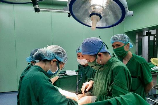 Bệnh viện Đa khoa TP Vinh phẫu thuật thành công cho bệnh nhân mắc u nang buồng trứng, nặng gần 6kg