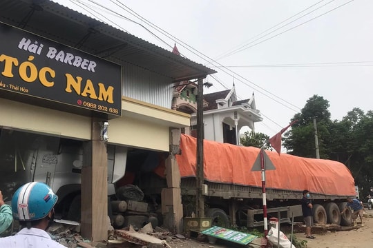 Xe đầu kéo tông sập tiệm cắt tóc bên đường