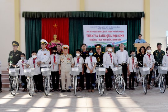 Trao quà cho trẻ em có hoàn cảnh khó khăn học giỏi ở Nam Đàn
