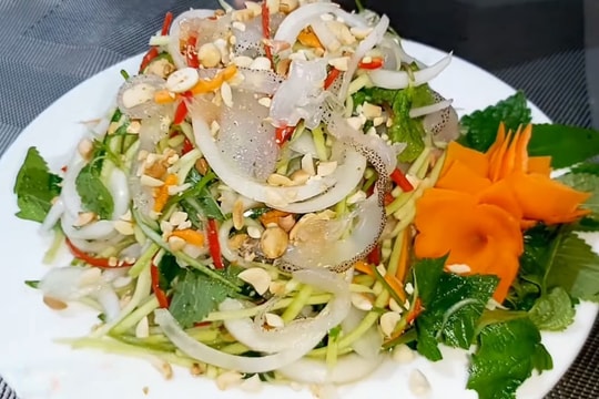 Hàng trăm tấn sứa được chế biến mỗi ngày, phục vụ món ngon mùa du lịch biển