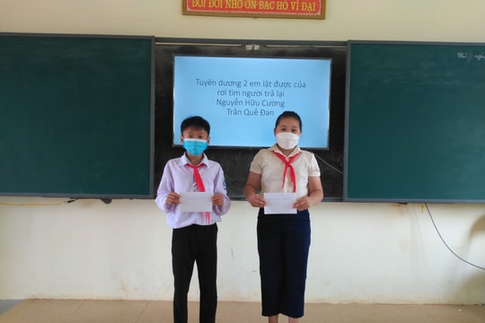 Hai học sinh lớp 6 nhặt được của rơi trả người đánh mất