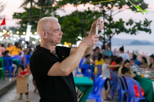 Du khách nước ngoài trải nghiệm ẩm thực nướng ở Cửa Lò