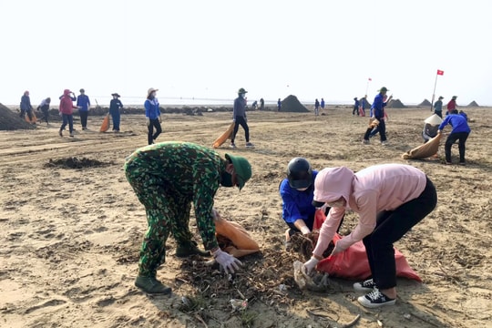 Hàng trăm người dân ra quân dọn sạch bãi biển Diễn Thành