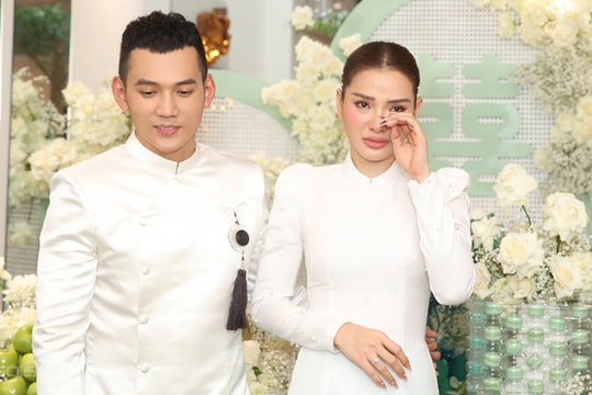 Ca sĩ Phương Trinh Jolie khóc trong lễ kết hôn với diễn viên Lý Bình 
