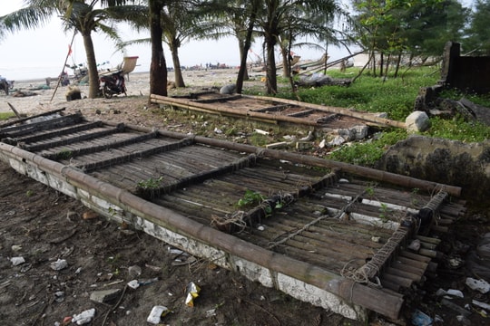 Ngổn ngang 'xác' bè mảng ảnh hưởng cảnh quan, môi trường dọc bờ biển Diễn Châu