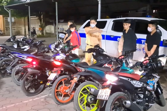 Đăng 'chiến tích' lên mạng xã hội, nhóm 'quái xế' bị xử lý