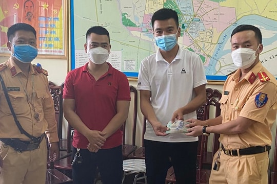 Người bán hoa quả ở Nghệ An trả lại ví tiền chứa hơn 43 triệu đồng nhặt được