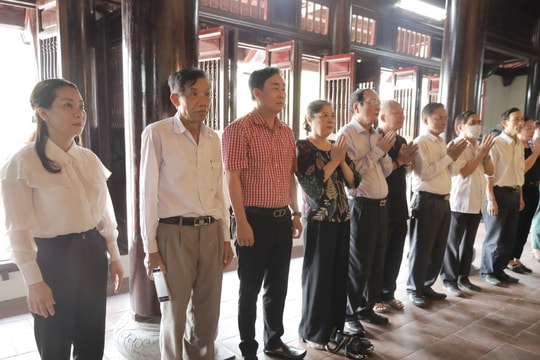 Hội Hỗ trợ gia đình liệt sỹ tỉnh Nghệ An dâng hương tưởng niệm tại Quảng trường Xô viết Nghệ Tĩnh 