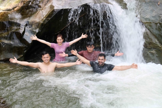 Thác Liếp ở Thanh Chương hút cả khách ngoại quốc ngày nắng nóng