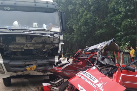 Xe con bẹp dúm, tài xế tử vong sau va chạm với xe tải chở keo
