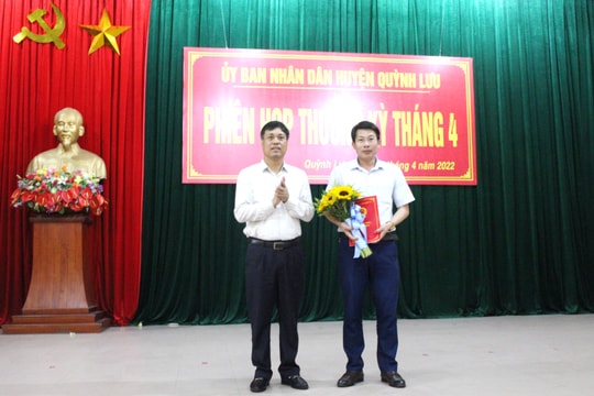 Trao quyết định bổ nhiệm, luân chuyển cán bộ ở Quỳnh Lưu