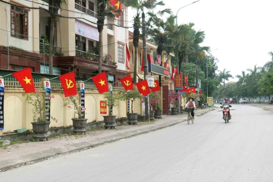 Làng quê, phố huyện rực rỡ cờ hoa chào mừng ngày thống nhất đất nước