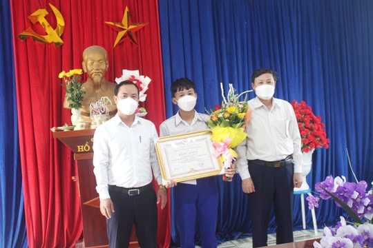 Trao Bằng khen Chủ tịch UBND tỉnh cho nam sinh dũng cảm cứu người đuối nước