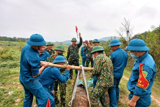Quả bom còn nguyên kíp nổ tại Thị xã Thái Hòa