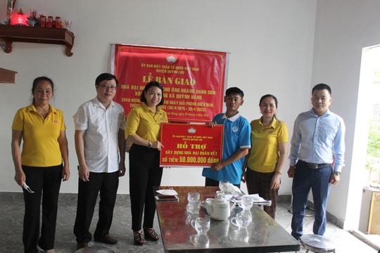 Bàn giao 2 nhà đại đoàn kết và thăm hỏi gia đình có người gặp nạn ở Quỳnh Lưu