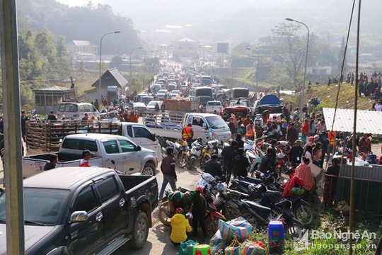Chợ biên Nậm Cắn hoạt động trở lại