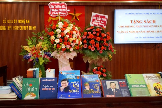 Hội đồng hương Nghệ An tại Hà Nội trao tặng hơn 1.000 cuốn sách cho Trường THPT Nguyễn Duy Trinh