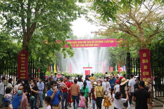 Hàng nghìn du khách về thăm quê Bác trong ngày thống nhất non sông