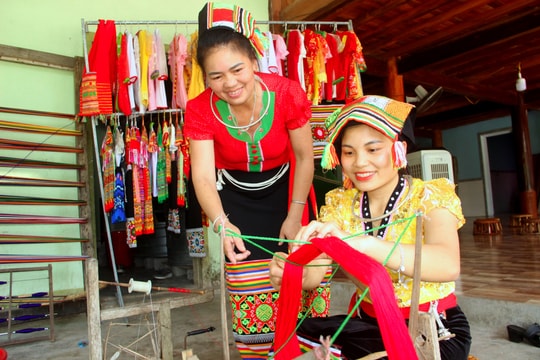 Nét đẹp bên khung cửi của phụ nữ Thái ở Tân Kỳ