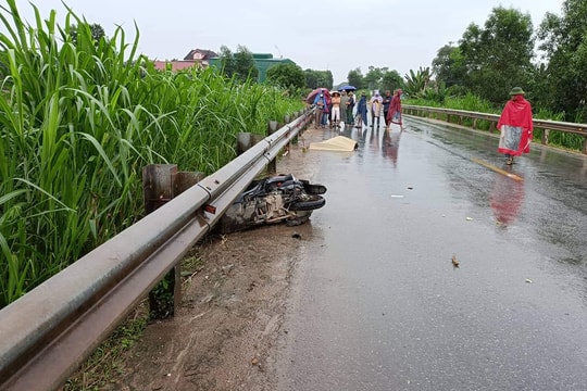 Va vào lan can hành lang ven đường, nam thanh niên tử vong
