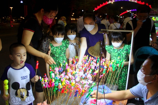 Trở về tuổi thơ với các trò chơi dân gian trên phố đi bộ thành Vinh