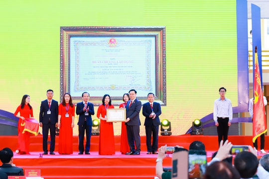 Trường THPT Nguyễn Duy Trinh đón nhận Huân chương Lao động hạng Nhất