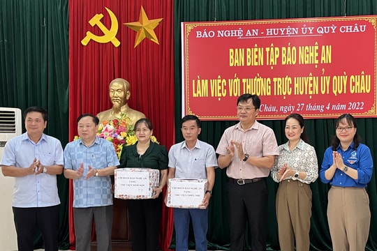 Chi đoàn Báo Nghệ An trao tặng sách cho 6 trường học tại 3 huyện miền núi