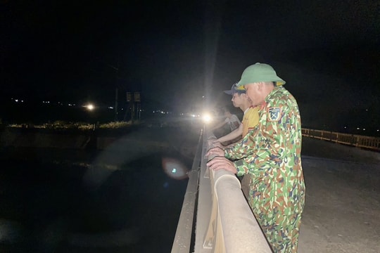 Trắng đêm giăng lưới tìm thanh niên đuối nước ở sông Đào