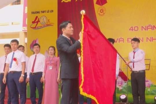 Trường THPT Lê Lợi (Tân Kỳ) đón nhận Huân chương Lao động hạng Ba
