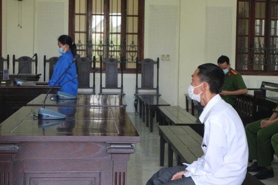 Chồng vay tiền, dẫn đoàn con thơ xuống 'tiễn' vợ vào tù