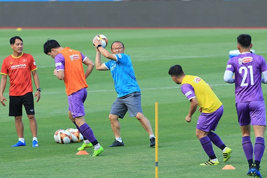 Thanh Bình bị ông Park Hang-seo 'dọa' ném bóng vào mặt; Ronaldo xuất sắc nhất Man United tháng 4