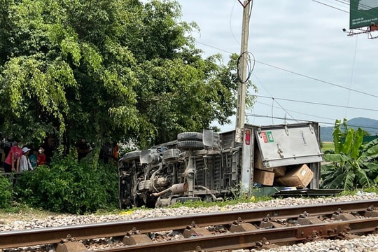 Xe tải va chạm với tàu hỏa, 2 người thương vong 