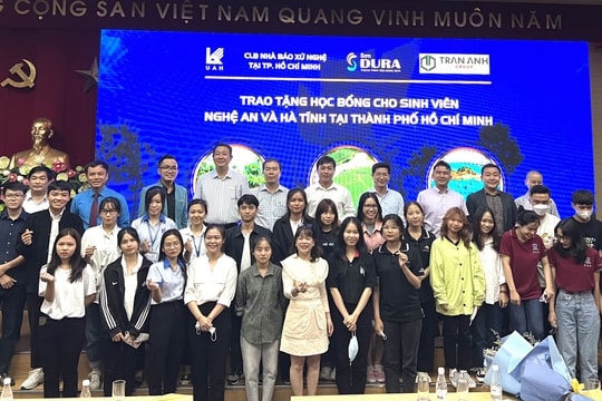 Câu lạc bộ Nhà báo xứ Nghệ tại TP. Hồ Chí Minh trao học bổng cho sinh viên nghèo 